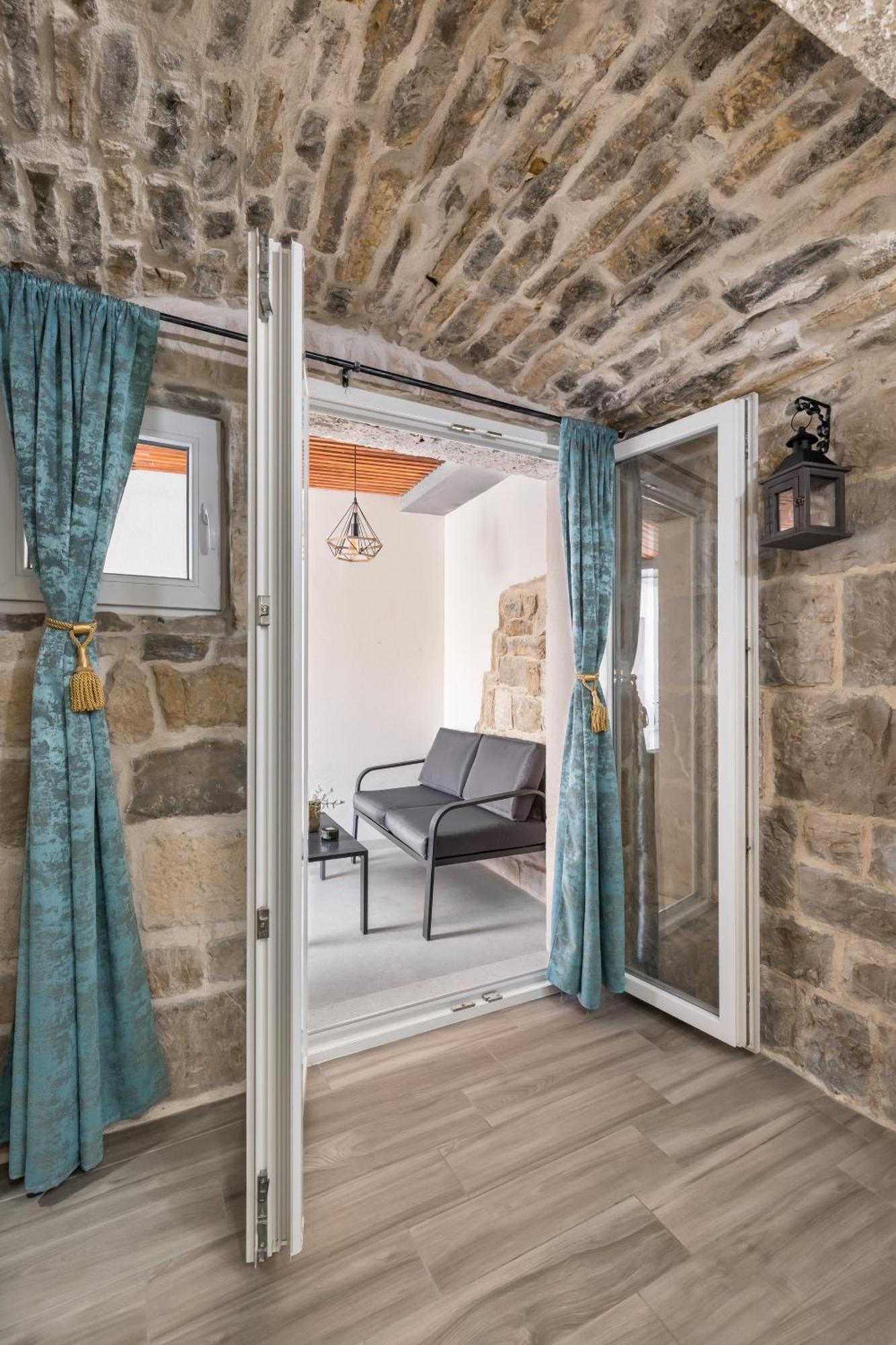 Heritage Apartman Geza In Centar With Private Parking Kaštela Buitenkant foto